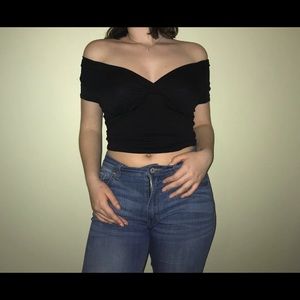 Black cropped of the shoulder shirt